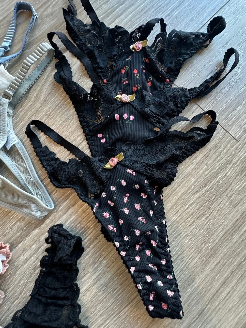 Thongs! - Picture 4 of 14